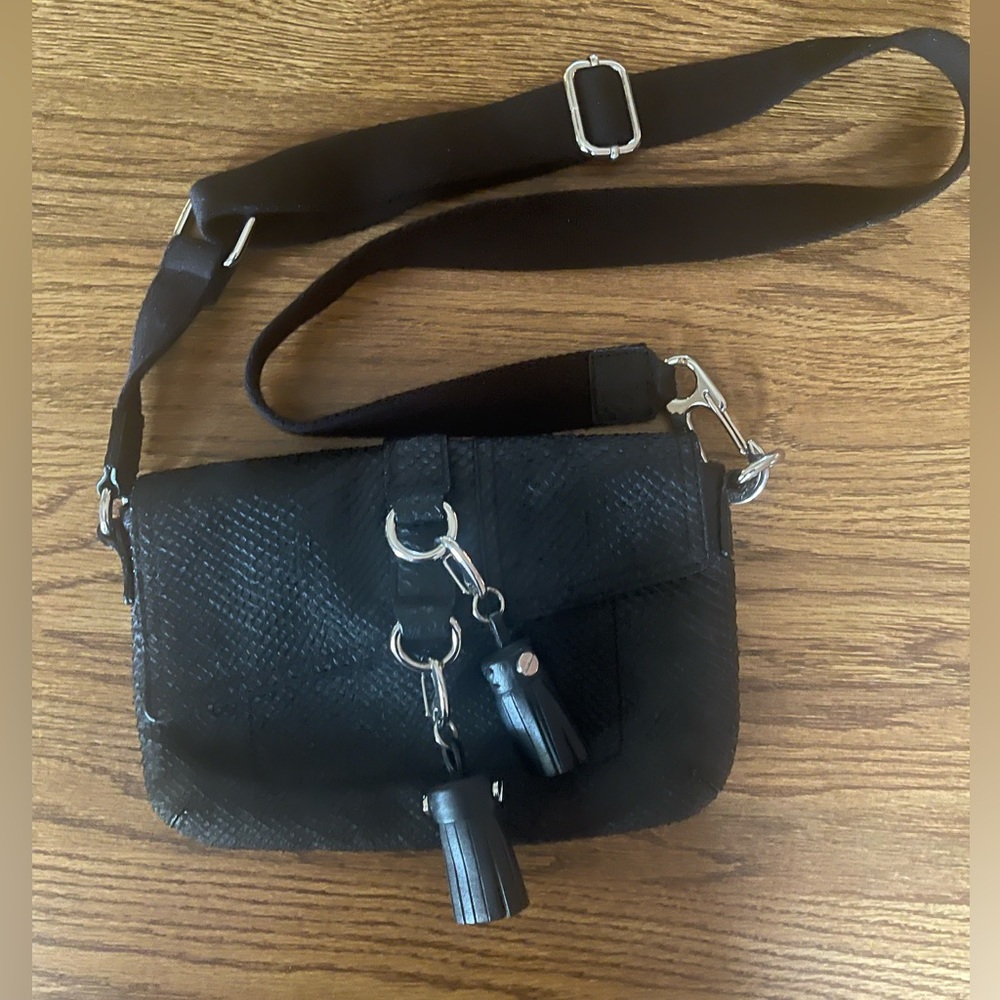 L.A.M.B. Gwen Stefani Black 100% Leather SnakeTextured Asymmetric Crossbody Bag - Picture 3 of 11